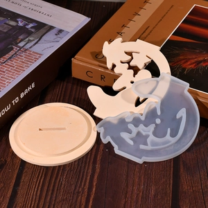 Dettaglio stampo in silicone per portacandele a forma di montagna con base in legno