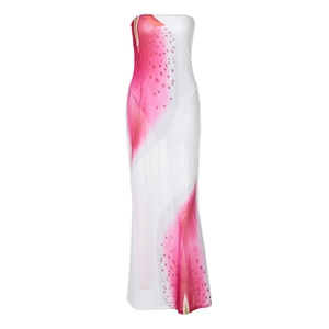 Détail de la fente haute et de l'imprimé floral rose sur la robe longue bustier en résille