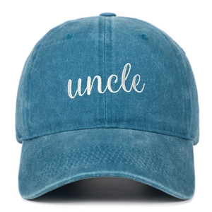 Detailansicht der weißen Uncle-Stickerei auf einer gewaschenen blauen Baumwoll-Baseballkappe