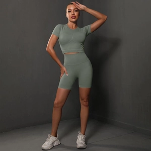 Detailed texture of seamless peach lift yoga set in green breathable sports fabric