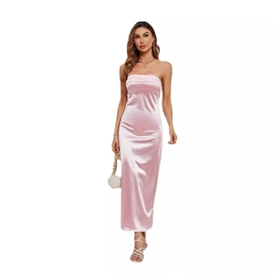 Abito lungo a fascia in raso rosa con texture lucida e drappeggio elegante rifinito