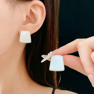 Boucles d'oreilles trapèze minimalistes en résine argentée avec éclat nacré de luxe