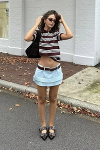 Polo a righe stile vintage americano con minigonna a pieghe celeste in look Y2K