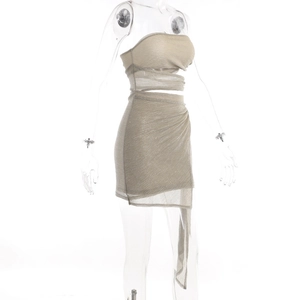 Détail du tissu pailleté champagne et du ruban latéral sur une robe courte bustier