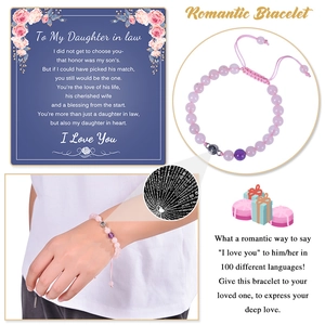 Détail du bracelet à projection avec 100 langues Je t'aime et sa carte cadeau incluse