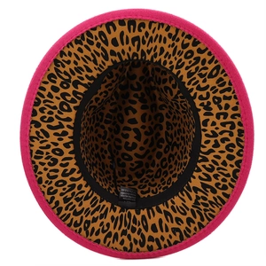 Détail de l'intérieur du chapeau fedora rose avec doublure léopard et bande de confort