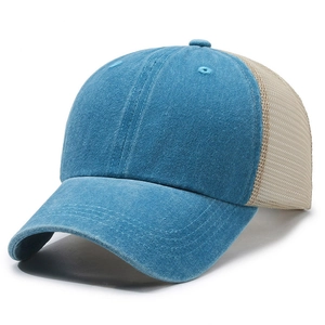 Casquette trucker vintage en denim bleu et maille beige avec finition délavée et visière