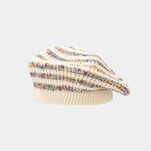 Gros plan du béret en maille crème avec fils colorés et détails de bordure côtelée