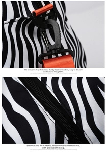 Détail du sac de voyage zébré avec sangle orange en nylon et crochet en plastique noir