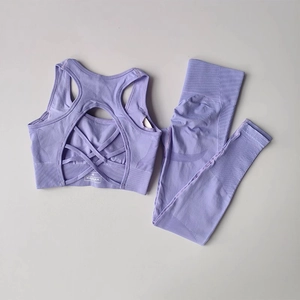 Détail d'un ensemble sport sans couture lilas avec dos croisé et legging à taille haute