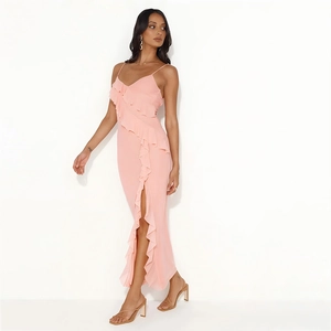 Détail de la robe longue d'été rose sexy avec volants asymétriques et fente latérale haute