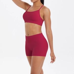 Détail d'un ensemble de yoga bordeaux avec short taille haute et brassière sport