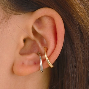 Ear cuff lava irregolari in oro e argento con finitura metallica lucida raffinata
