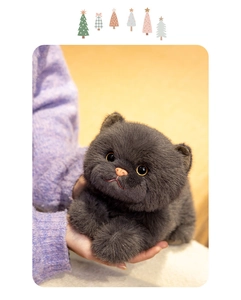 Primer plano de un peluche de gato gris oscuro con piel suave y ojos realistas