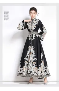 Gros plan sur l'imprimé paisley bohème de la robe longue à manches longues