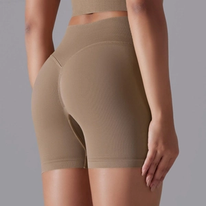 Détail du short de yoga taille haute sans couture marron avec couture en V pour effet galbant