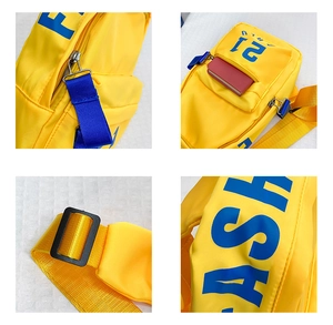 Vue détaillée du sac de poitrine enfant en nylon jaune avec imprimé bleu et boucle