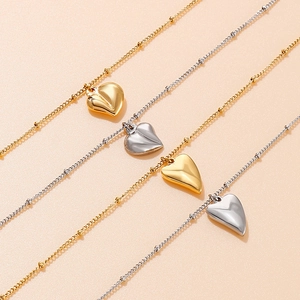 Goldene und silberne Halsketten aus Edelstahl mit Herzanhänger für modebewusste Damen