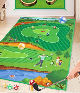 Primer plano del tapete de golf infantil con zonas de puntuación de colores y bolas