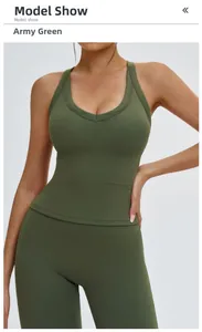 Gros plan sur l'ensemble de yoga vert militaire avec col en U et legging sport taille haute