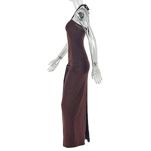 Seitenansicht des braunen figurbetonten Maxikleids mit Neckholder und Raffungen am Model