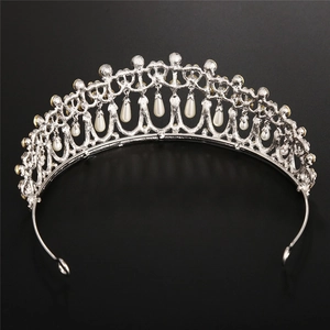 Dettaglio ravvicinato di una corona da sposa barocca argento con perle e strass dorati