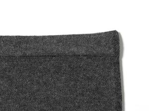 Gros plan sur la texture du tricot gris anthracite montrant les détails de couture du jupon