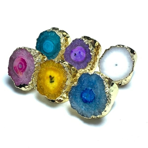 Detalle de anillos chapados en oro 14K con rodajas de piedras de sol druzy naturales de colores