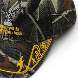 Vue détaillée de la casquette camouflage avec broderie tête de cerf et slogan Hunter