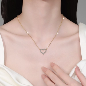 Élégant collier cœur en argent s925 avec cristaux micro-pavés bleus sur chaîne dorée