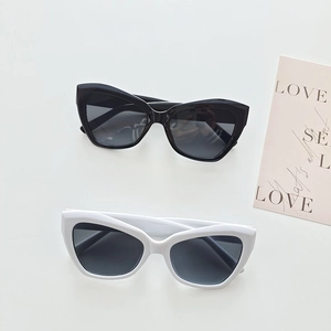 Retro cat-eye polygon sunglasses in black and white finish for a stylish street look
