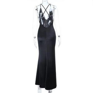 Détail du dos de cette robe longue en satin noir avec dentelle et bretelles croisées