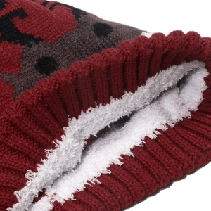 Rote Weihnachtsstrickmütze mit Hirschmuster und dickem weißen Fleecefutter für den Winter