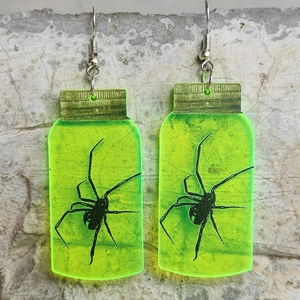 Boucles d'oreilles Halloween en acrylique vert fluo avec motif araignée en bocal