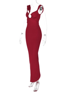 Dettaglio di un abito lungo rosso attillato con scollo all'americana e schiena scoperta