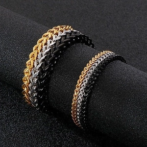 Bracelets gourmette blé en acier inoxydable or argent et noir sur support de montre