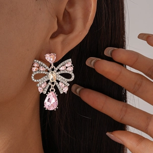 Boucles d'oreilles nœud en cristal rose avec clous cœur et pierres en forme de poire