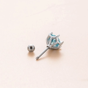 Clou d'oreille en zircone bleu clair avec fermoir à vis sphérique en titane argenté