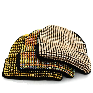 Bonnet en maille acrylique punk d'hiver avec strass en noir, doré et multicolore