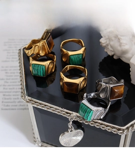 Detailansicht von Vintage quadratischen Ringen mit Malachit- und Tigerauge-Einlagen