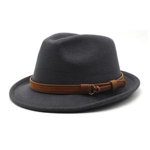 Detalle de sombrero fedora de fieltro gris oscuro con banda de cuero marrón y hebilla dorada