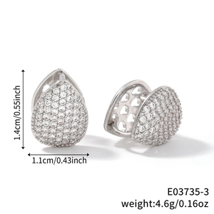 Detailansicht der silbernen Zirkonia-Ohrringe mit Maßen 1,4cm Höhe und 1,1cm Breite