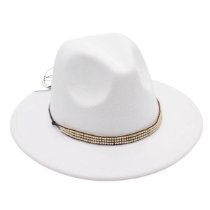 Détail d'un chapeau fedora blanc en laine avec un ruban décoratif en perles tricolores