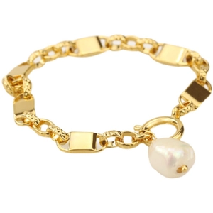 Bracelet à maillons plaqué or 18 carats avec pendentif perle baroque sur fond blanc
