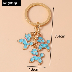 Dettaglio portachiavi barboncino blu con dimensioni 7,4 cm e peso 8 g su sfondo rosa