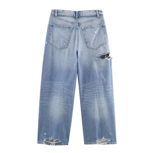 Vue arrière d'un jean bleu clair délavé avec des détails usés et déchirures