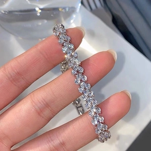 Elegante bracciale tennis romano in argento con zirconi rotondi su sfondo bianco