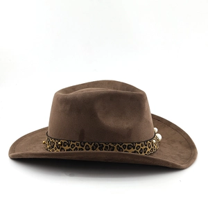Détail du chapeau en daim marron avec ruban léopard, perles et clous dorés élégants