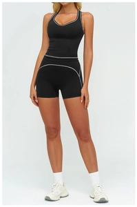 Détail d'un ensemble de yoga noir avec coutures contrastées sur le débardeur et le short