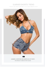 Nahaufnahme des blauen Denim-Zweiteilers mit Halter-BH und seitlich geschnürten Hotpants